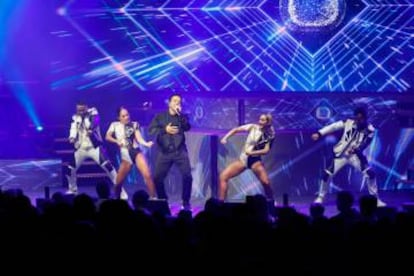 Luis Fonsi y las bailarias en Cap Roig.