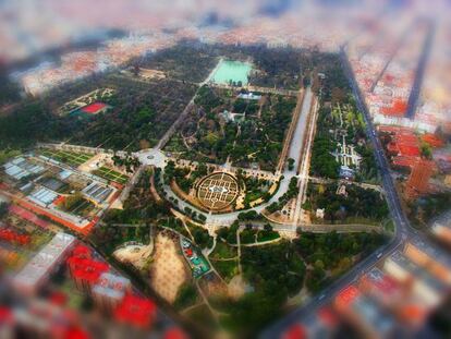 Vista aérea del Parque del Retiro, con la Rosaleda en primer término y el lago al fondo.