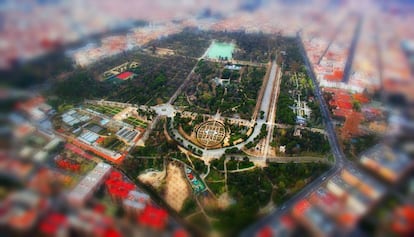 Vista aérea del Parque del Retiro, con la Rosaleda en primer término y el lago al fondo.