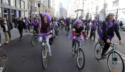 Marcha de ciclistas por las calles de Madrid durante los actos reivindicativos del 8M.