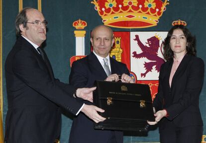 José Ignacio Wert (c) recibe la cartera que corresponde al Ministerio de Educación, Cultura y Deporte de manos de los anteriores titulares de Educación, Ángel Gabilondo, y de Cultura, Ángeles González-Sinde, durante la toma de posesión del cargo esta mañana.