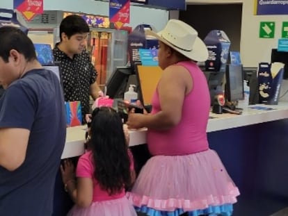 Un hombre en Nuevo Laredo (Tamaulipas) acompaña a su hija a una función de 'Barbie'.