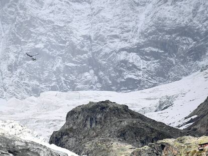 Un helicóptero vuela sobre el glaciar Planpincieux, este miércoles.