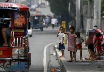 Un grupo de niños pide limosna en una calle de Manila (Filipinas). EFE/Archivo