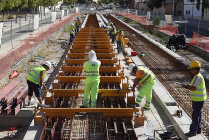 Trabajadores de la construcción en las obras del metropolitano de Granada.