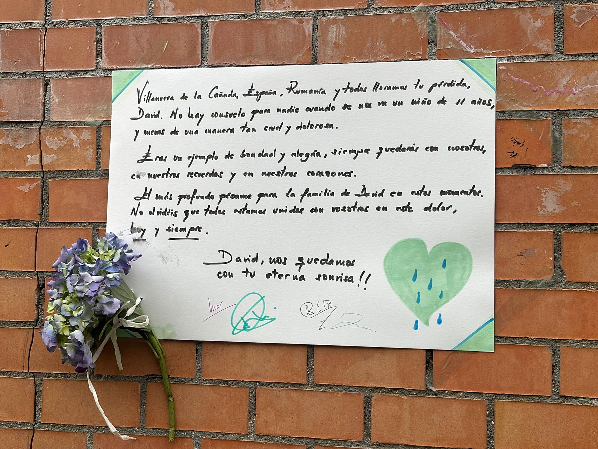 Cartel dedicado a David, colgado en un muro del centro cultural donde fue apuñalado. Foto de L. F.