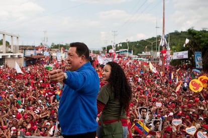 El presidente de Venezuela, Hugo Chávez, con su hija en un acto de campaña presidencial en Yaritagua.