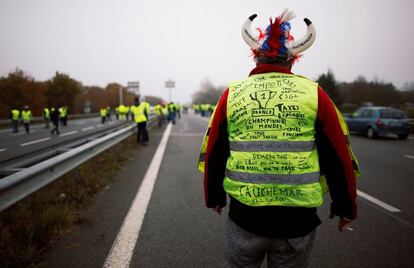 A partir de enero se aplicarán además tasas suplementarias de 6 y 3 céntimos, respectivamente. En la imagen, un 'chaleco amarillo' en Donges (Francia).