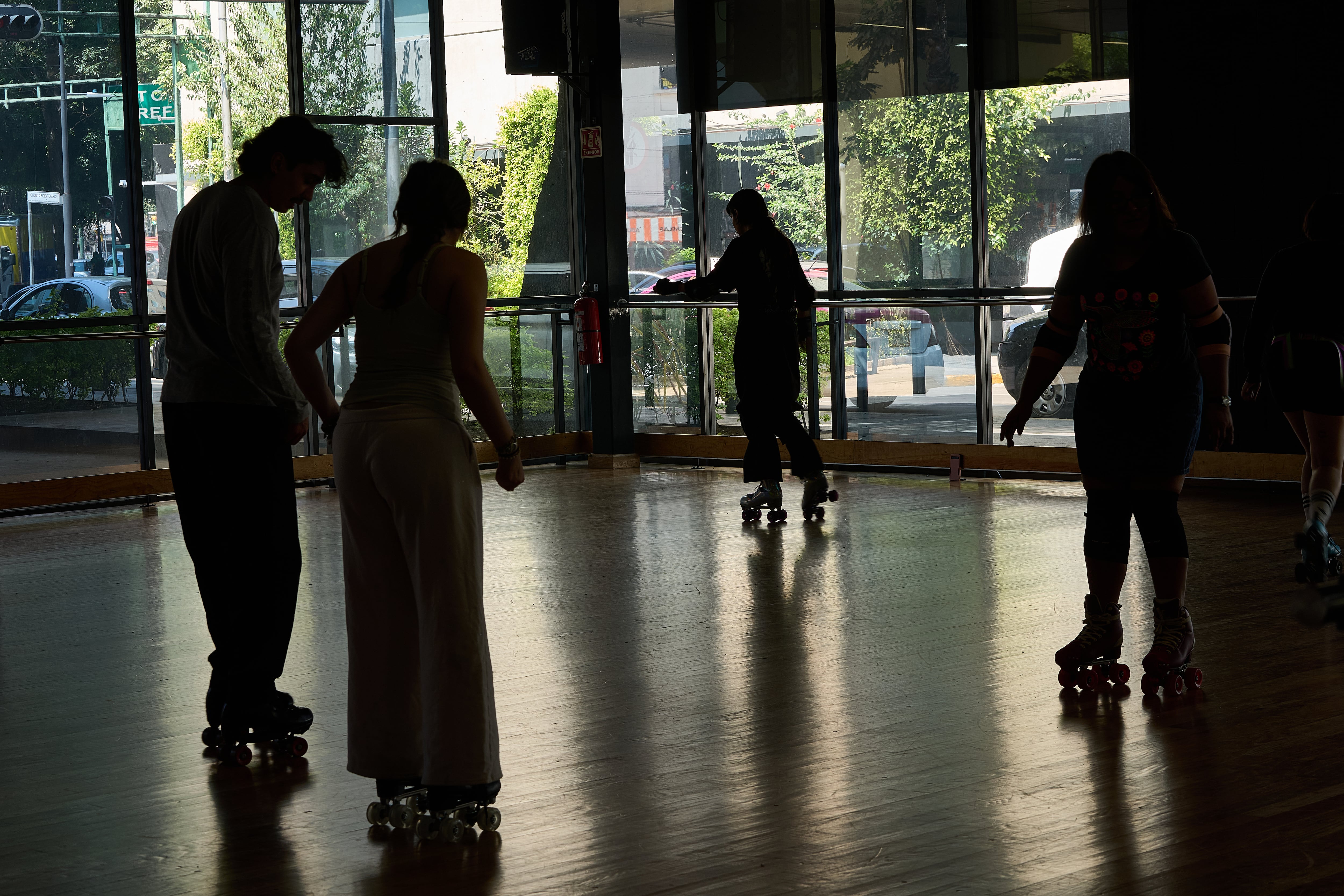 Patinadoras durante la clase en Bliss on Wheels Studio ubicado en bajo puente de Juan Escutia.