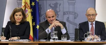 Soraya Sáenz de Santamaría junto a los ministros Luis de Guindos y Cristóbal Montoro.