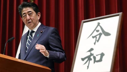 El primer ministro japonés, Shinzo Abe, este lunes junto a la caligrafía de la nueva era imperial, 'Reiwa'.