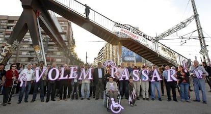 Una de las protestas vecinales, con políticos de la oposición presentes, por la inaccesibilidad de la pasarela.