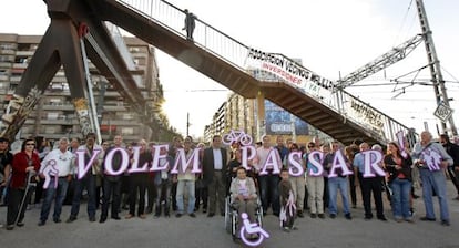 Una de las protestas vecinales, con pol&iacute;ticos de la oposici&oacute;n presentes, por la inaccesibilidad de la pasarela. 