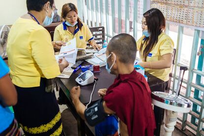 En la actualidad hay 44.000 personas inscritas en el Programa Integrado de Atención al VIH (IHC) en cinco regiones del país. Los voluntarios apoyan a sus compañeros con asesoramiento de expertos sobre adherencia al tratamiento y nutrición. También ayudan con análisis de sangre, proveen atención en el hogar para pacientes que ya no pueden cuidar de sí mismos y ayudan a rastrear a los enfermos que faltan a una cita clínica. Hay 1.300 voluntarios trabajando con el IHC en Myanmar. 