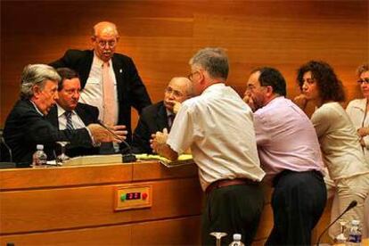 Los integrantes de la comisión, ayer, antes de iniciarse la runión.