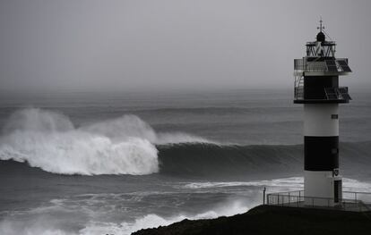 Oleaje causado por el temporal, cerca de Ribadeo (Lugo).