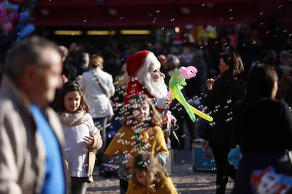 Ambiente navideño en la Plaza Mayor de Madrid.