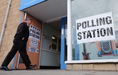 Un votante acude a un centro electoral en Marske-by-the-Sea, Reino Unido