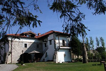 La Casona de Suesa, en Cantabria, cuenta con nueve habitaciones y un jardín de 3.000 metros cuadrados.