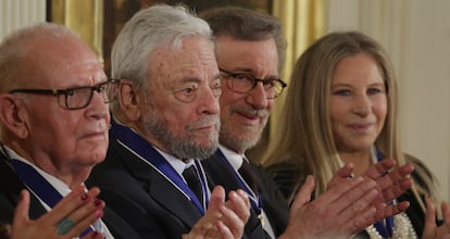 Stephen Sondheim el día que le fue impuesta la Medalla Presidencial de la Libertad, entre Steven Spielberg y Barbra Streisand, en la Casa Blanca en 2015.