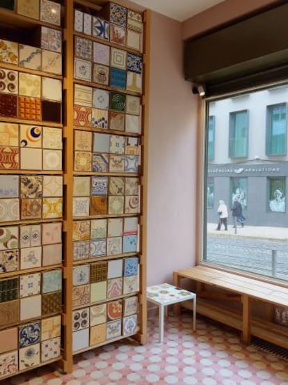 El azulejo es el objeto que mejor resume el espíritu y la historia de Lisboa. En Cortiço & Netos se pueden comprar antiguos diseños de afamados fabricantes lusos.