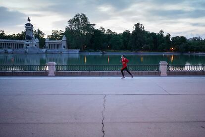 La reapertura de los parques. Uno de los primeros corredores en El Retiro el 25 de mayo, reabierto aquella mañana tras ser cerrado el 14 de marzo. 