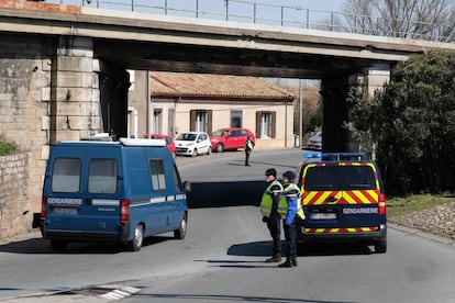 Una fuente de seguridad ha informado a la agencia France Presse de que el sospechoso de la toma de rehenes en el supermercado de Trèbes es un ciudadano de origen marroquí vigilado por radicalización. En la imagen, agentes de la policía vigilan un acceso a Trèbes.