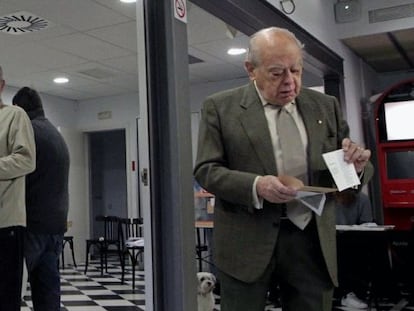 El expresidente de la Generalitat Jordi Pujol, prepara us papeletas en el colegio electoral de Barcelona donde ha votado esta ma&ntilde;ana, durante la jornada de elecciones generales en Espa&ntilde;a. 