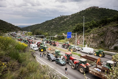 Agricultores catalanes y franceses bloquean con sus tractores la AP-7 en La Jonquera (Girona), el 3 de junio.