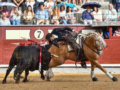 Sergio Galán realiza 'la suerte del teléfono' en su primer toro.