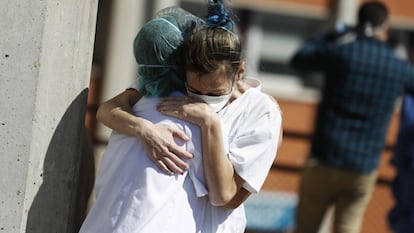 Dos sanitarias se abrazan durante una pausa en el exterior de Urgencias del hospital Severo Ochoa de Leganés (Madrid) en marzo de 2020.
