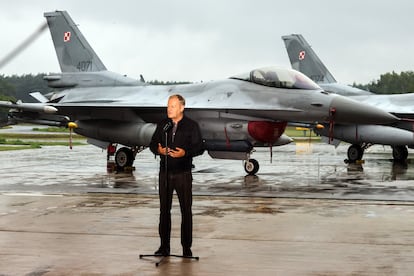 El primer ministro polaco, Donald Tusk, visita la 32ª Base Aérea Táctica de Lask, este jueves.