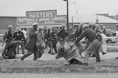 John Lewis, de rodillas, es apaleado por un policía de Alabama en la marcha pacífica de Selma a Montgomery, el 7 de marzo de 1965.