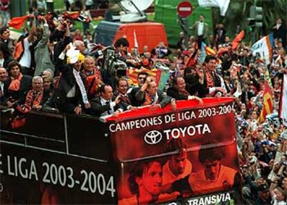 El equipo se ha dado un baño de multitudes por toda la ciudad, que ha recorrido en un autobús descapotable. En cabeza, el presidente del club, Jaime Ortí, y Rafael Benítez, el entrenador con el que el club valenciano ha ganado dos títulos ligueros, una nueva etapa dorada para una afición que no vivía una alegría así desde que Mario Alberto Kempes pisó la ciudad.