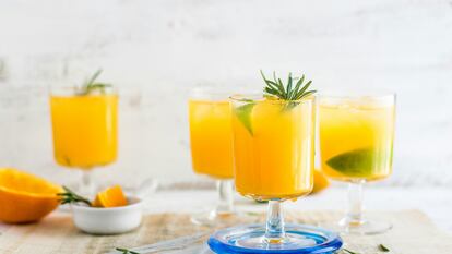 Varias copas con jugo de naranja.