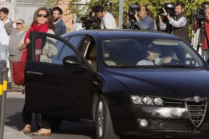 El extesorero del PP Luis Bárcenas (al volante) y su esposa Rosalía Iglesias, a su llegada a la Audiencia Nacional en San Fernando de Henares.