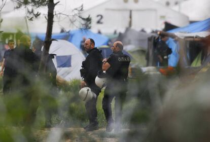 Policías griegos comienzan la operación de desalojo de un campamento provisional para migrantes y refugiados en la frontera entre Macedonia y Grecia cerca de la aldea de Idomeni.