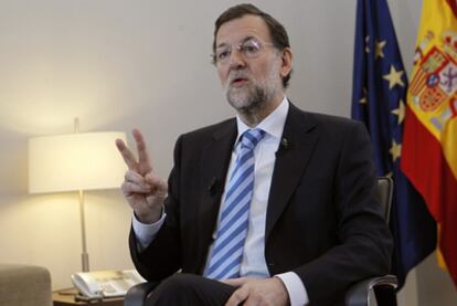 Mariano Rajoy, durante la entrevista en su despacho con el presidente de Efe, Álex Grijelmo.