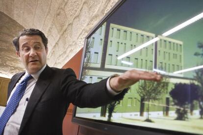 Conde Roa disertando sobre sus promociones inmobiliarias en el Ayuntamiento. / ÓSCAR CORRAL