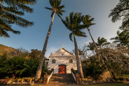 La capilla de Santo Antônio da Bica, del siglo XVIII, es uno de los edificios que ya formaban parte de la finca cuando Burle Marx la adquirió.