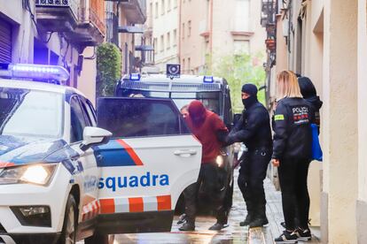 Agentes de los Mossos trasladan al presunto violador de una menor en 2021 tras realizar un registro en su vivienda.