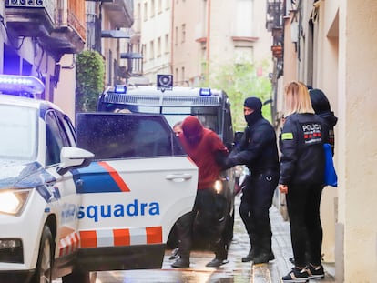 Los Mossos trasladan al detenido por la violación a una menor en Igualada tras registrar su vivienda.