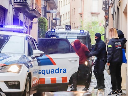 Agentes de los Mossos trasladan al presunto violador de una menor en 2021 tras realizar un registro en su vivienda.