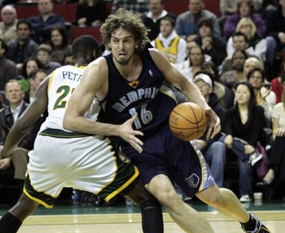 Pau Gasol, de los Memphis Grizzlies, conduce el balón ante Johan Petro, de los Seattle Supersonics, durante el partido de la liga NBA que disputaron ambos equipos en Seattle, el 21 de febrero de 2007.