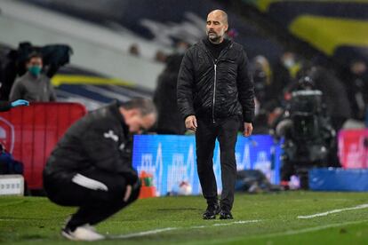 Bielsa, en cuclillas, y Guardiola, este sábado en la banda de Elland Road durante el partido entre el Leeds y el City.