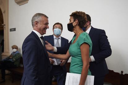 La presidenta de La Rioja, María Chivite, dialoga con el lehendakari, Íñigo Urkullu (a la izquierda), ante la presencia del presidente de la Junta de Extremadura, Guillermo Fernández Vara.