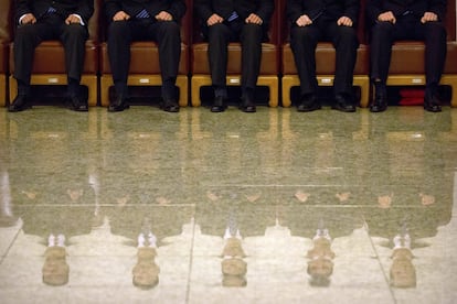 En la imagen, reflejo del personal de seguridad durante su guardia en una sesión plenaria del Congreso Popular Nacional de China, ubicado en el Gran Salón del Pueblo en Pekín (China).