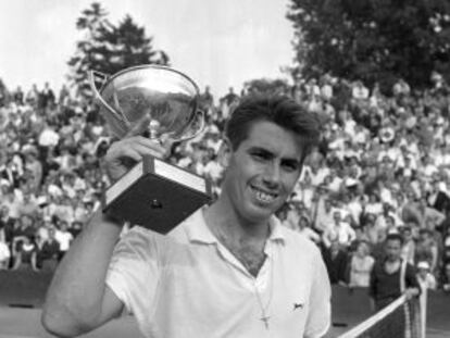 Santana, con la Copa de Roland Garros 1964.