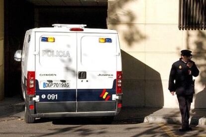 El fugón de la policía que traslada al <i>Gitanillo</i>, a su llegada esta tarde a la Audiencia Nacional.