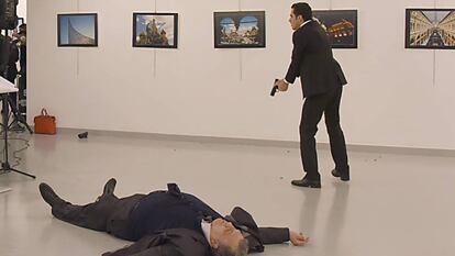 El embajador Kárlov yace muerto a los pies de su asesino en Ankara.